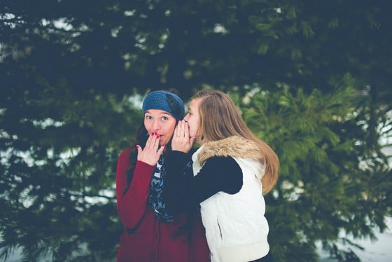 Zručnosti a schopnosti potrebné pre lepší život 4 jedna žena šepkajúca druhej