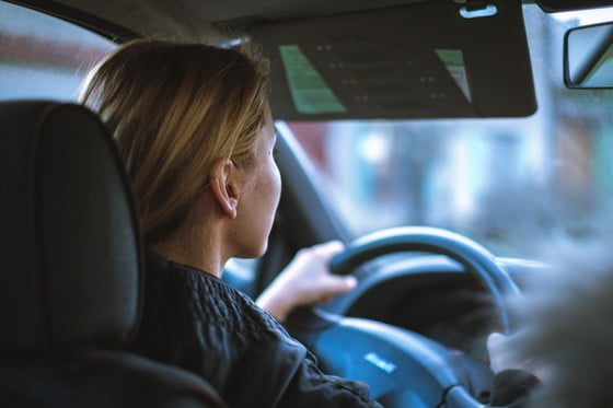 Zručnosti a schopnosti potrebné pre lepší život 5 žena šoférujúca auto